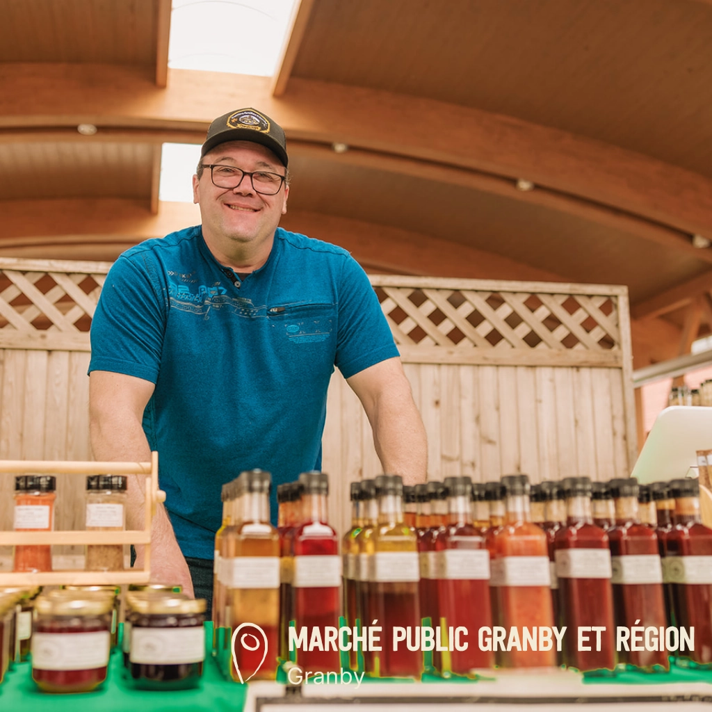 Marché public à Granby avec produits locaux.