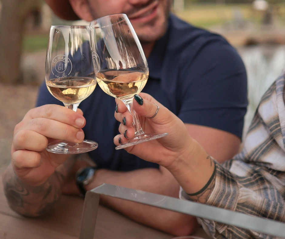 Célébration avec des verres de vin blanc.